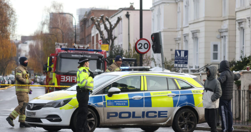 Cinci activiști pro-palestinieni reținuți pentru stropirea avioanelor militare britanice cu vopsea roșie 1 patru militanti pro palestinieni au fost arestati dupa ce au pulverizat vopsea rosie pe avioane militare britanice 685e9f62ab34b