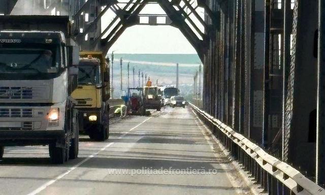 Pe Podul Prieteniei, traficul este dirijat pe o singură bandă. Autoritățile sugerează trasee ocolitoare! 1 pe podul prieteniei se circula alternativ pe o singura banda autoritatile recomanda rute alternative 685e8caa620f5
