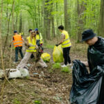 Peste 15 tone de deșeuri strânse în cadrul inițiativei de curățare a pădurii Plopeni, județul Prahova, organizată de BAT România 2 peste 15 tone de deseuri colectate in cadrul campaniei de ecologizare a bat romania in padurea plopeni judetul prahova 68626f342ecfa