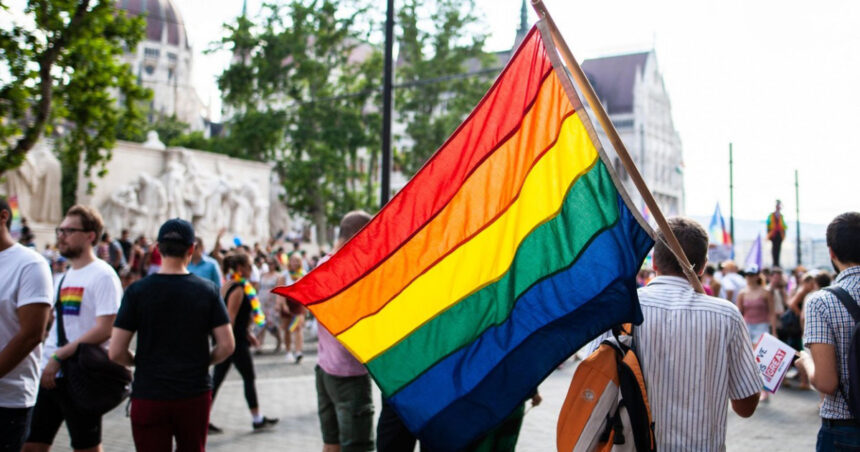 Budapesta se pregătește pentru o mare celebrare a diversității: peste 35.000 de susținători la Gay Pride, în ciuda amenințărilor lui Viktor Orban 1 peste 35 000 de manifestanti sunt asteptati la gay pride la budapesta viktor orban i a amenintat pe participanti 685fe2a12dba1