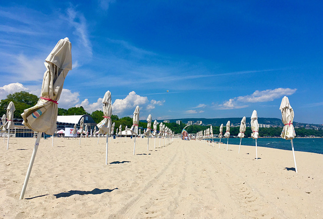 "Plajele de pe litoral: acces gratuit pentru toți! O luptă pentru libertatea de a ne bucura de mare!" 1 plajele de pe litoral vor avea intr o anumita cota acces liber si gratuit pentru public accesul liber la mare si plaja a devenit in multe zone aproape imposibil 685aa2100348f