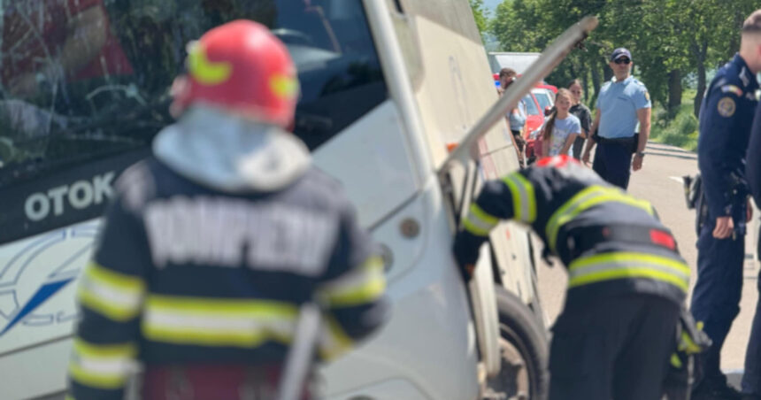 Alarmă în Botoșani: Planul Roșu de Intervenție mobilizat după răsturnarea unui autocar pe DN 29 1 planul rosu de interventie a fost activat in botosani dupa ce un autocar s a rasturnat pe dn 29 684037b0ba3e9