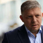 Premierul Fico abordează dilema neutralității Slovaciei înainte de summitul NATO, subliniind absurdul înarmării în contextul bucuriei industriei de apărare. 2 premierul fico ridica problema neutralitatii slovaciei inaintea summitului nato in aceste vremuri absurde de inarmare cand companiile de armament isi freaca mainile de bucurie 6853028696f8a