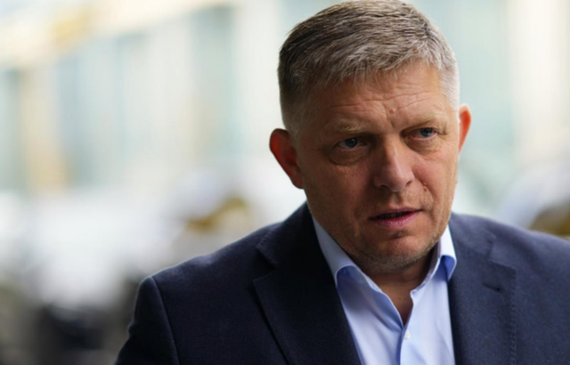 Premierul Fico abordează dilema neutralității Slovaciei înainte de summitul NATO, subliniind absurdul înarmării în contextul bucuriei industriei de apărare. 1 premierul fico ridica problema neutralitatii slovaciei inaintea summitului nato in aceste vremuri absurde de inarmare cand companiile de armament isi freaca mainile de bucurie 6853028696f8a