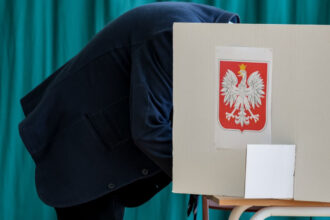 prezenta mare la turul al doilea al prezidentialelor din polonia viziunile pro ue si maga se ciocnesc duminica la urne 683c7ee176fd8