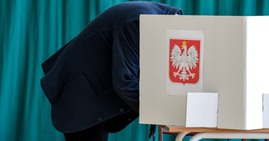 Mare afluență la al doilea tur al alegerilor prezidențiale din Polonia. Duminică, viziunile pro-UE și MAGA se confruntă la urne! 1 prezenta mare la turul al doilea al prezidentialelor din polonia viziunile pro ue si maga se ciocnesc duminica la urne 683c7ee176fd8