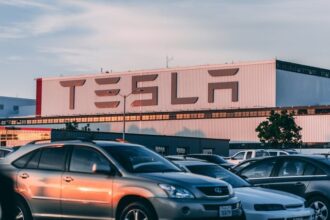 proces colectiv impotriva tesla in franta un grup de proprietari da compania in judecata pe motiv ca implicarea lui elon musk in politica a facut masinile sa devina un simbol al extremei dr 684ada529f453