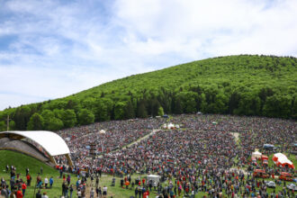 procesiunea de rusaliile catolice de la sumuleu ciuc sunt asteptati peste 300 000 de oameni va fi prezent si presedintele ungariei 6843e96c3e1e9