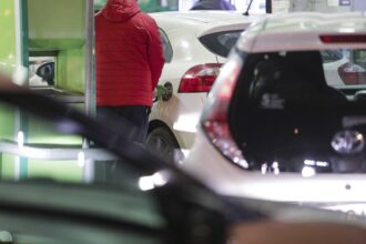 program de guvernare accize majorate cu 10 carburantii s ar putea scumpi cu 30 de bani l majorari de preturi si la electricitate gaze tutun sau alcool 685922a544066