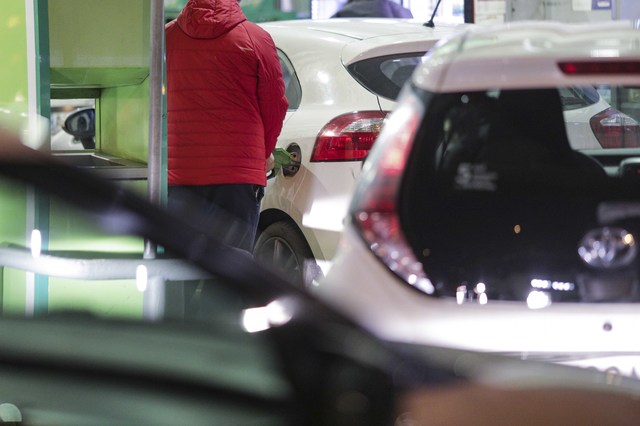Planul Executiv: Creșteri de Accize cu 10% – Carburanții ar putea să se scumpească cu 30 de bani pe litru, iar prețurile la energie, gaze, tutun și alcool sunt pe cale să crească! 1 program de guvernare accize majorate cu 10 carburantii s ar putea scumpi cu 30 de bani l majorari de preturi si la electricitate gaze tutun sau alcool 685922a544066