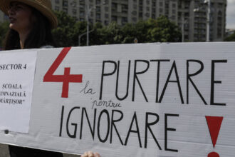 protest al sindicalistilor din educatie in 18 iunie prin purtarea de banderole sau ecusoane care le sunt nemultumirile 684c2e95dee08