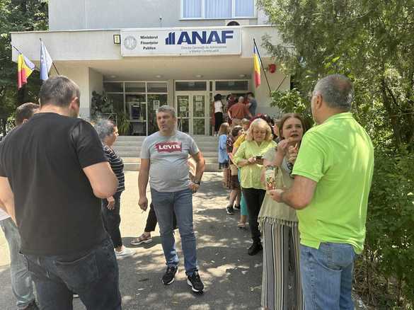 Revolta angajaților din instituțiile publice: Sindicatele se mobilizează pentru proteste de amploare împotriva tăierii sporurilor. 1 proteste spontane in mai multe institutii publice fata de reducerea sporurilor federatiile sindicale se pregatesc de miscari masive 685e819d28e35