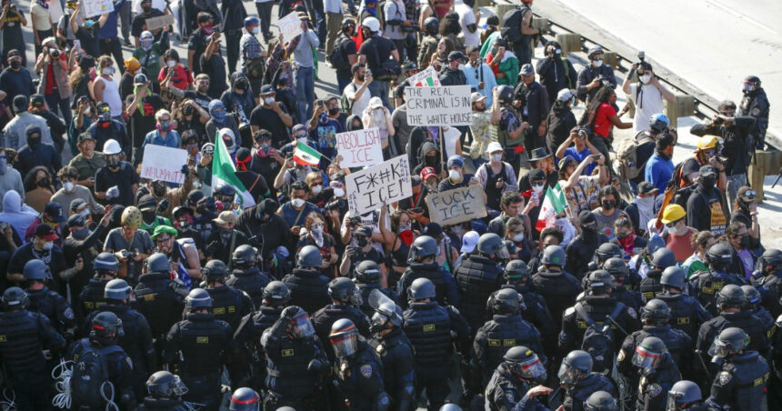 Protestele împotriva deportărilor în masă se răspândesc în întreaga Americă. Vance: „Această administrație nu se va lăsa influențată de haos” 1 protestele la adresa deportarilor in masa se extind pe teritoriul sua vance aceasta administratie nu va fi intimidata de anarhie 6847cc4da36b6