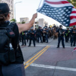 „Onda de proteste curge prin SUA, ignorând avertismentele lui Trump: „Democrația este sub asediu în fața noastră”” 2 protestele se extind in sua in ciuda avertismentelor lui trump democratia este atacata chiar sub ochii nostri 684a6bd8f29cd