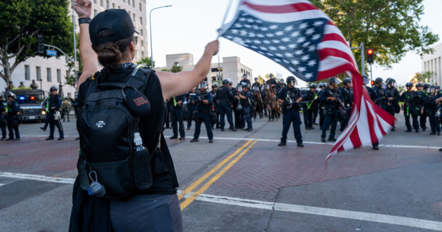 „Onda de proteste curge prin SUA, ignorând avertismentele lui Trump: „Democrația este sub asediu în fața noastră”” 1 protestele se extind in sua in ciuda avertismentelor lui trump democratia este atacata chiar sub ochii nostri 684a6bd8f29cd