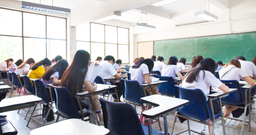 Participare record la examenul de Limba și literatura română: 98,71% dintre candidați, dar 25 au fost excluși pentru fraudă! 1 rata de participare la bac proba scrisa de limba si literatura romana a fost de 9871 25 de candidati eliminati pentru frauda 68484e6b7b4cb