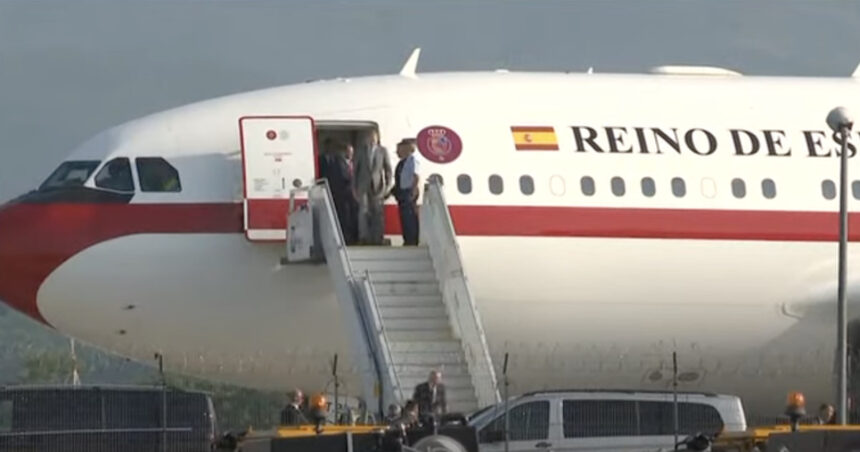 Felipe al VI-lea, Regele Spaniei, a sosit luni seară în inima Sibiului. Marți, va vizita poligonul de la Cincu alături de președintele Nicușor Dan. 1 regele spaniei felipe al vi lea a ajuns luni seara la sibiu marti merge la poligonul cincu cu presedintele nicusor dan 6847271ff3b66