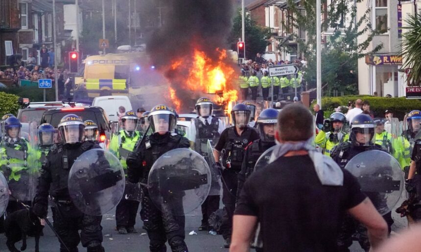 Românii din Irlanda de Nord, în alertă: Ambasada solicită acțiuni decisive în urma violențelor recente 1 romanii din irlanda de nord in pericol ambasada cere masuri ferme dupa atacuri violente 684af3e1430a8