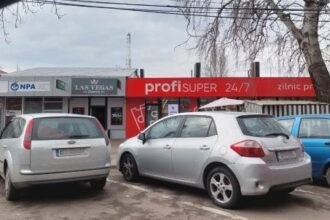 s a prefacut ca aluneca apoi l a lovit si i a furat banii si cheile in zona abator 683f7102309bf