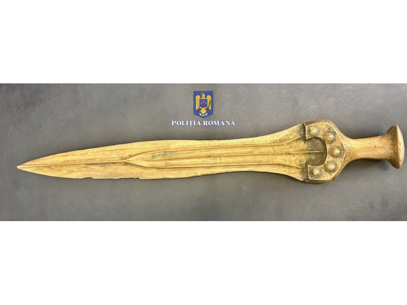 Descoperire uluitoare: O sabie de 3.500 de ani descoperită în locuința unui bărbat! Autoritățile au intervenit într-un caz de furt 1 sabie veche de 3 500 de ani gasita in casa unui barbat politistii au descins intr un dosar de furt 685423e01eb69