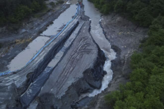 salina praid autoritatile au realizat o linie de aparare de 750 m impotriva viiturii scoaterea apei din subteran a fost stopata 683d7c103c3e9