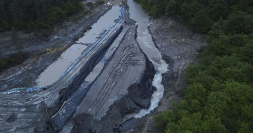 Salina Praid: O barieră de 750 m împotriva inundațiilor, cu pomparea apei subterane suspendată 1 salina praid autoritatile au realizat o linie de aparare de 750 m impotriva viiturii scoaterea apei din subteran a fost stopata 683d7c103c3e9