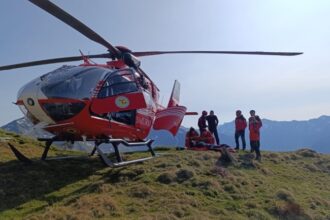 salvamont turista accidentata in muntii fagaras sub varful negoiu 684d9d59af1e2