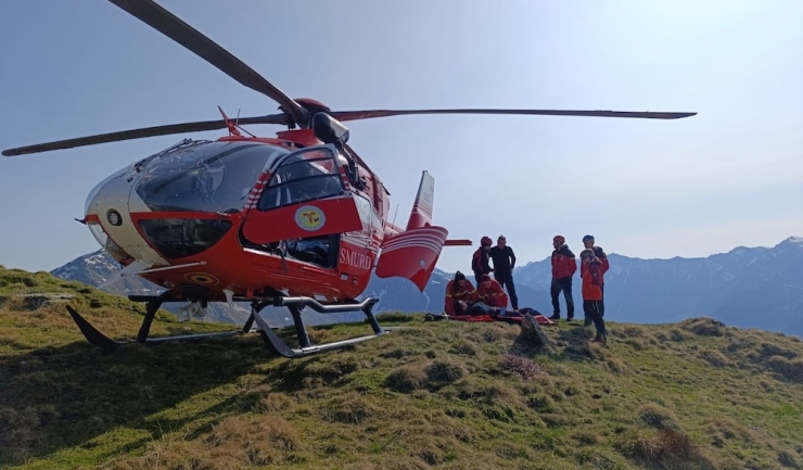 Salvamont în acțiune: O turistă rănită în Făgăraș, aproape de vârful Negoiu 1 salvamont turista accidentata in muntii fagaras sub varful negoiu 684d9d59af1e2