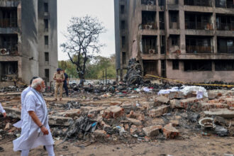 salvatorii cauta supravietuitori si resturi ale avionului air india in ahmedabad modi scena dezastrului este sfasietoare 684beafa93c19