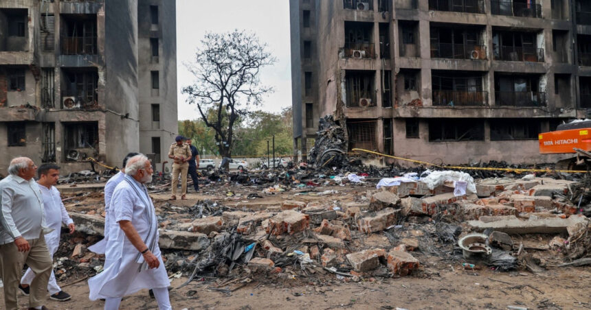 Echipele de intervenție caută victime și fragmente ale aeronavei Air India în Ahmedabad. Modi: „Imaginea tragediei este devastatoare” 1 salvatorii cauta supravietuitori si resturi ale avionului air india in ahmedabad modi scena dezastrului este sfasietoare 684beafa93c19