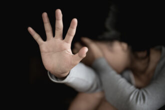 scandalos o minora de 14 ani a fost drogata de mai multi indivizi in curtea unei scoli din mangalia copila a fost gasita inconstienta in baia scolii 68416ea711243