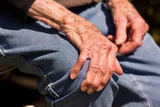 se dadeau buni samariteni pentru a fura din casele unor batrani iar acum nu mai vor la racoare judecatorii au decis sa i tina departe de canicula 684b5c7b3c6bd