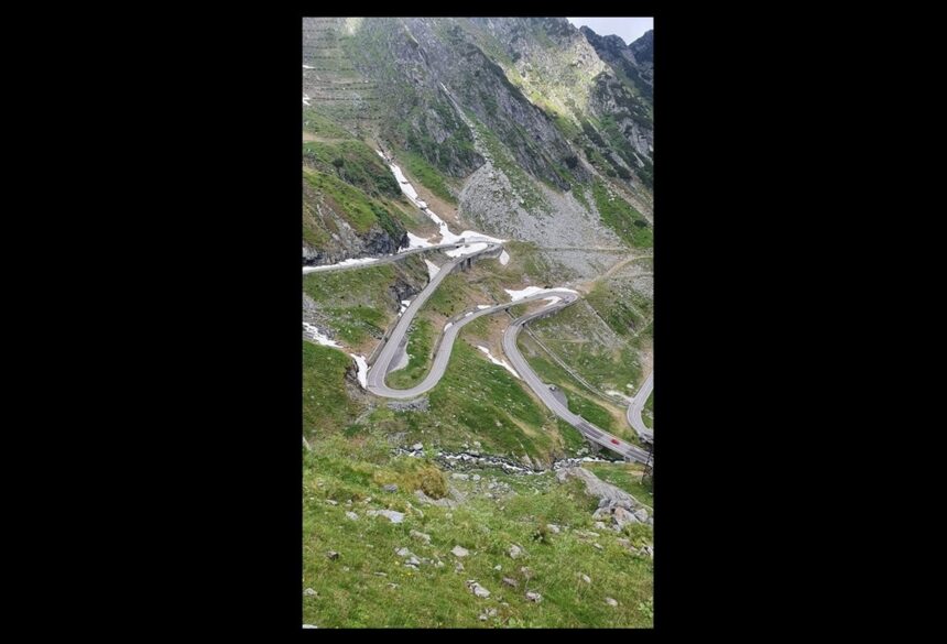 Transfăgărășanul își recâștigă traficul! Atenție la urșii din apropierea șoselei! 1 se redeschide circulatia rutiera pe transfagarasan dn 7c este semnalata prezenta ursilor aproape de drum 684184ab9f5c4