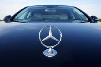 seful mercedes sugereaza ca poate media negocierile dintre ue si trump pe tema taxelor vamale 6841cd76c17c9