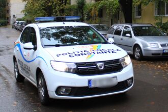 si a extins garajul a modificat gardul si o parte din imobil dar fara autorizatie acum trebuie sa demoleze tot iar in caz o vor face altii va suporta cheltuielile 6850b7897f245