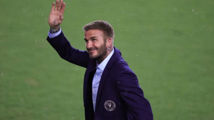 Sir David Beckham, fostul star al fotbalului, a primit titlul nobiliar din partea Regelui Charles al Angliei! 1 sir david beckham fostul mare fotbalist a fost innobilat de regele charles al angliei 684d10c95b4e9