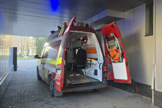 soferul unei autospeciale smurd amendat lasat fara permis pentru ca ar fi ignorat barierele de la o cale ferata 6846a42eae6cb