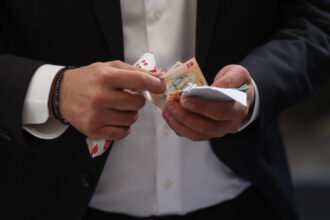 sondaj peste 77 dintre romani sunt de acord cu reducerea cheltuielilor de functionare a statului altele decat cele cu angajatii 68401f2144a9c