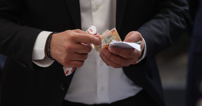 Majoritatea românilor, peste 77%, susțin tăierea cheltuielilor administrative ale statului, excluzând salariile angajaților 1 sondaj peste 77 dintre romani sunt de acord cu reducerea cheltuielilor de functionare a statului altele decat cele cu angajatii 68401f2144a9c
