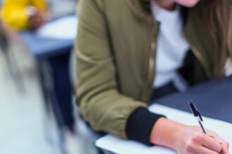 subiecte bac 2025 la istorie elevii de la profilul uman dau proba la istorie baremul de corectare va fi publicat pe edu ro 68490c5fdf99f