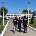 Atac în plină lumină a zilei la Gara Constanța: O victimă și un agent de poliție au reușit să prindă infractorul care a aplicat metoda „Cureaua” 3 talharie in plina zi in zona garii constanta victima si un politist au imobilizat hotul care a folosit metoda cureaua 6855e4e969818