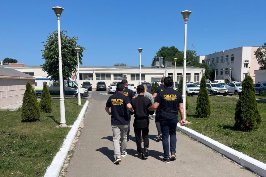 Atac în plină lumină a zilei la Gara Constanța: O victimă și un agent de poliție au reușit să prindă infractorul care a aplicat metoda „Cureaua” 1 talharie in plina zi in zona garii constanta victima si un politist au imobilizat hotul care a folosit metoda cureaua 6855e4e969818