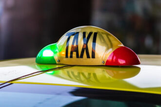 taxiurile din zona aeroporturilor au fost controlate de politia transporturi o masina din doua a fost amendata 684d713890d96