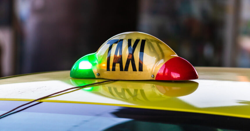 Controlul Poliției Transporturi: O jumătate dintre taxiurile de la aeroport au primit amenzi! 1 taxiurile din zona aeroporturilor au fost controlate de politia transporturi o masina din doua a fost amendata 684d713890d96