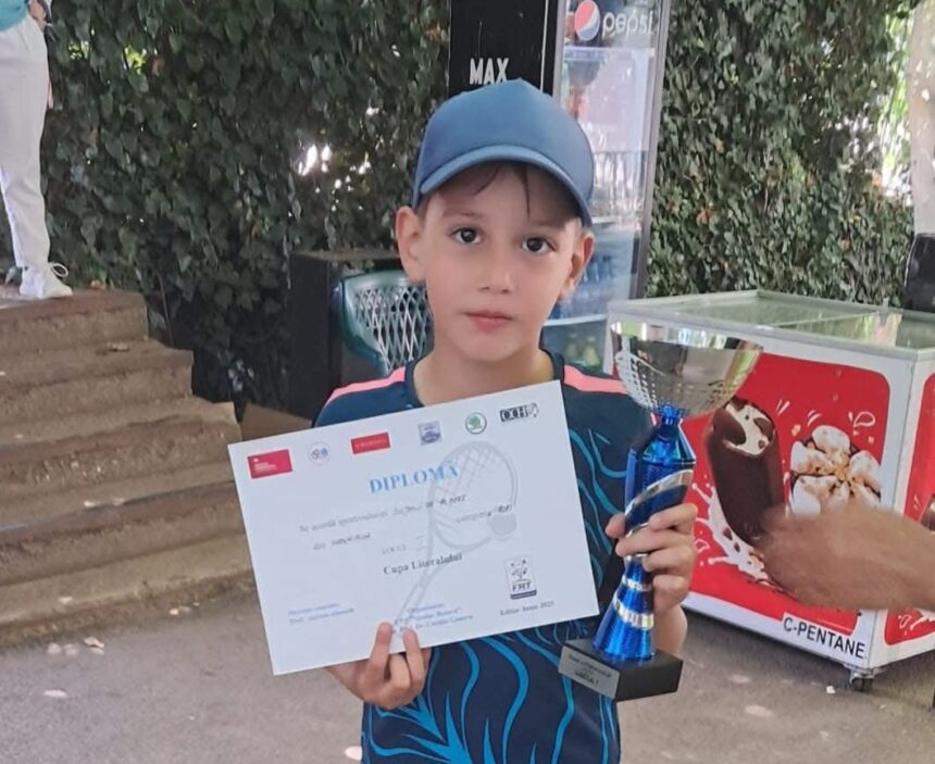 Albert Bujeniță, talentatul tenismen de la Axiopolis Cernavodă, și-a adjudecat trofeul Cupei Litoralului la categoria U10! 1 tenismenul de la axiopolis cernavoda albert bujenita a castigat cupa litoralului la u10 685aa24ae0333
