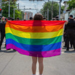 "Conflicte la parada Pride din Chişinău: Preoţii şi enoriaşii au încercat să depăşească barajul forţelor de ordine" 3 tensiuni la marsul pride la chisinau preotii si credinciosii au incercat sa sparga cordonul politiei 684edec49d1b8