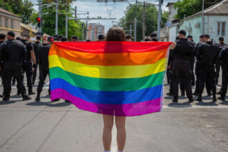 tensiuni la marsul pride la chisinau preotii si credinciosii au incercat sa sparga cordonul politiei 684edec49d1b8