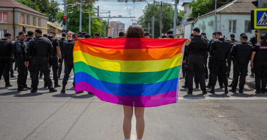 "Conflicte la parada Pride din Chişinău: Preoţii şi enoriaşii au încercat să depăşească barajul forţelor de ordine" 1 tensiuni la marsul pride la chisinau preotii si credinciosii au incercat sa sparga cordonul politiei 684edec49d1b8