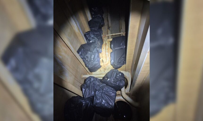 Captură surprinzătoare în Portul Constanța: țigări de contrabandă găsite în interiorul unui rezervor de apă pe o navă! 1 tigari de contrabanda ascunse intr un tanc de apa descoperite pe o nava in portul constanta 686113b860268