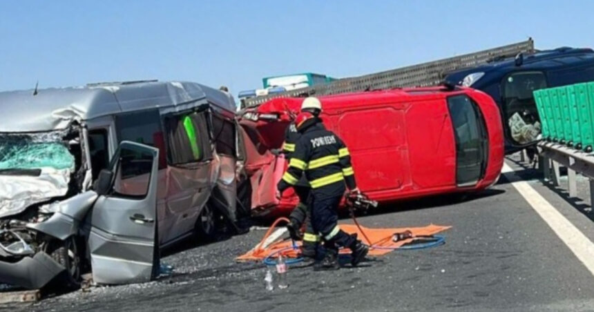 Accident în lanț pe autostrada A1: Traficul este oprit, iar două persoane au suferit răni. 1 trafic blocat pe autostrada a1 dupa un accident in lant cu trei vehicule doua persoane au fost ranite 68568f961492a